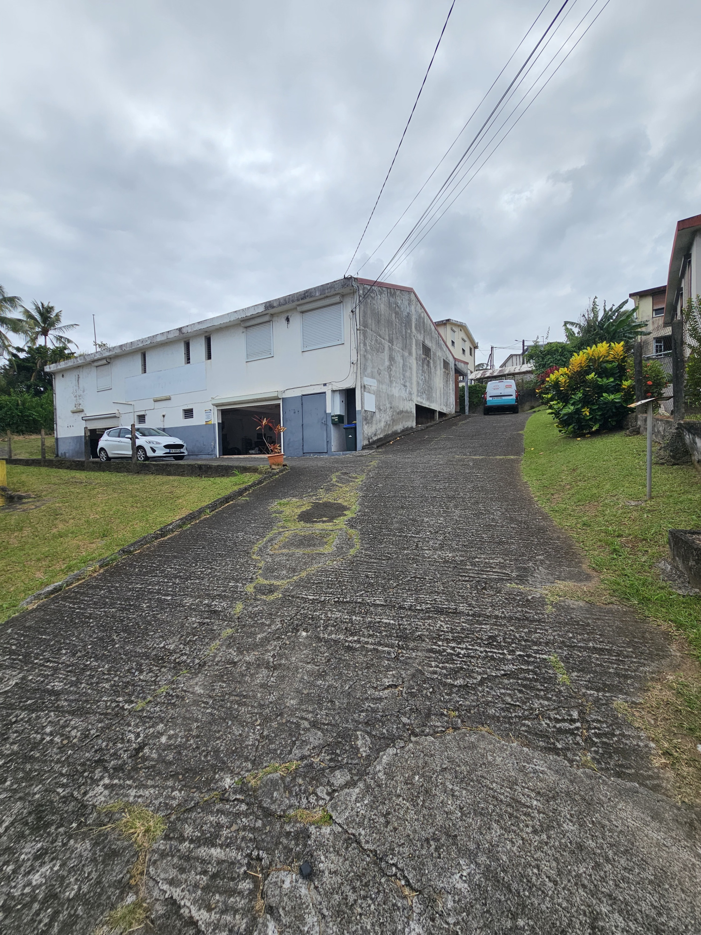 A VENDRE LOCAUX COMMERCIAUX OU PROFESSIONNELLE
